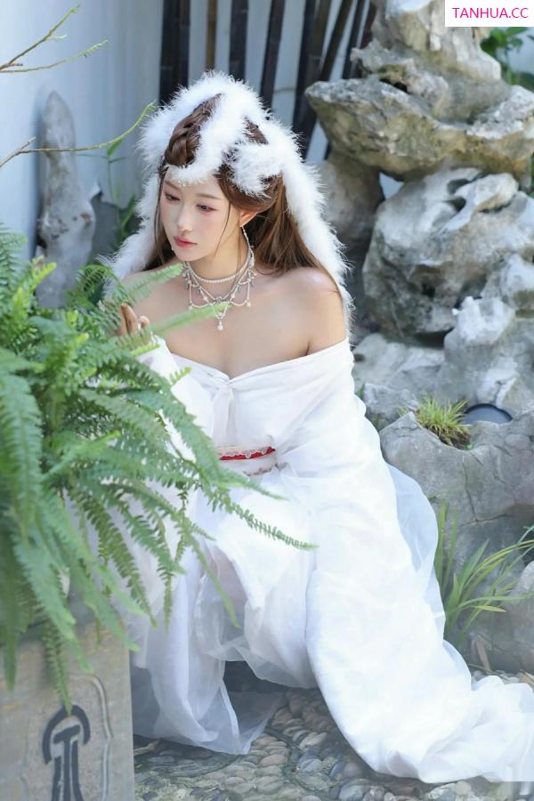   [XiuRen]高清写真图 2025.10.09 No.10843 金允希Yuki 低胸长裙第27张图片